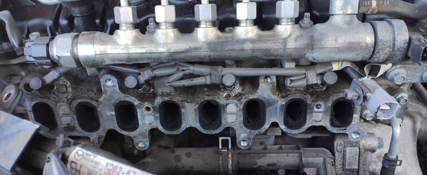 Intake side of the cylinder head, pre-work